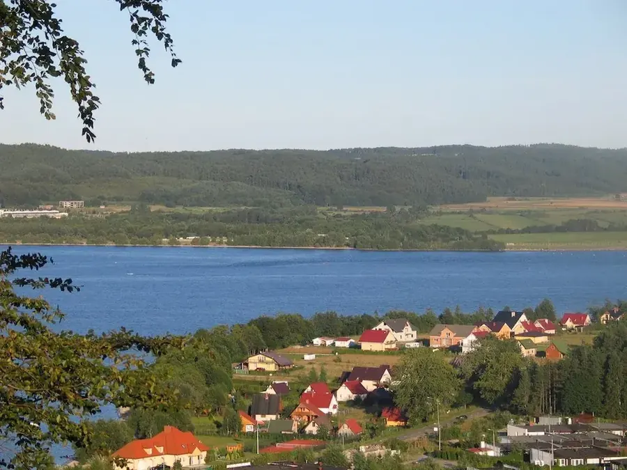 Nadole nad Jeziorem Żarnowieckim, widok na zabudowania i jezioro